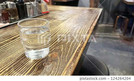 餐廳場景（櫃檯上放著冷水） 124264204