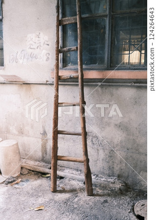 巷子裡的舊梯子 124264643