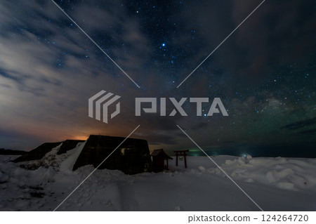 北海道 豐公頃 榆樹 銀河 夜晚 夜空 星星 碉堡 遺跡 戰爭 北海道 豐公頃 榆樹 銀河 夜晚 夜空 星星 碉堡 遺跡 戰爭 124264720