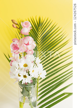 花瓶中的小菊花和蘭花 - 黃色版 花瓶中的小菊花和蘭花 - 黃色版 124267526