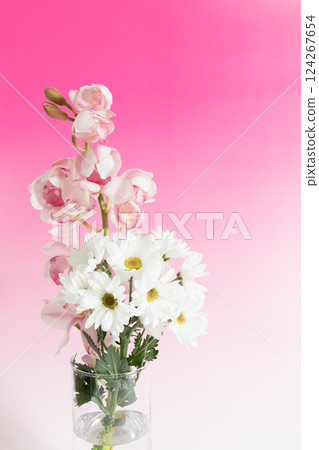 Small chrysanthemums and orchids in a vase - Pink version 124267654