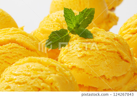 yellow ice cream 124267843