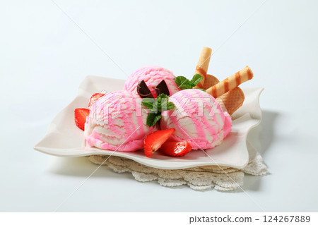 Ice cream dessert 124267889