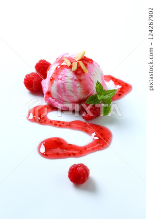 raspberry ice cream with syrup 124267902