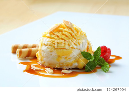Ice cream with caramel sauce 124267904