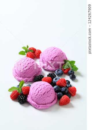 Berry fruit ice cream 124267909