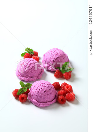 Berry fruit ice cream 124267914
