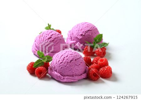 Berry fruit ice cream 124267915
