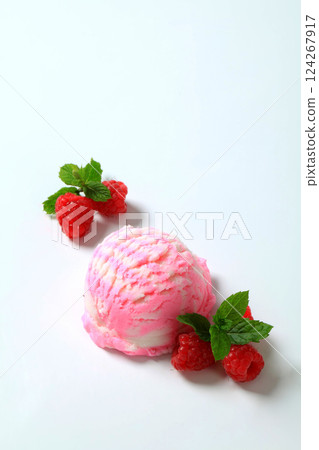 raspberry yogurt ice cream 124267917