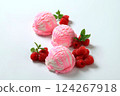 raspberry yogurt ice cream 124267918