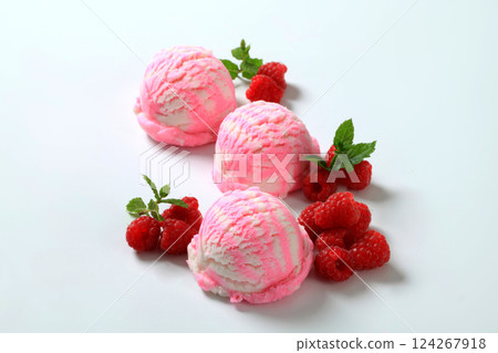 raspberry yogurt ice cream 124267918