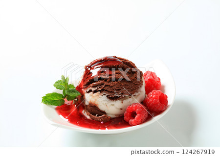 Ice cream dessert Ice cream dessert 124267919