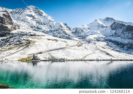Turquoise Fallbodensee lake and high snowy mountains, Grindelwald, Switzerland 124268114