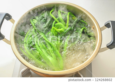 Boil spinach Boil spinach 124268602