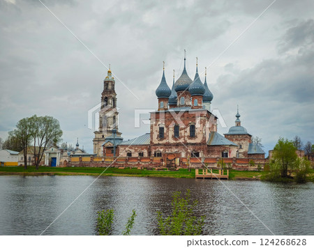 The Russian hinterland. Springtime. Acient Church 124268628