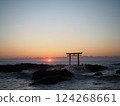 Torii漂浮在海中 124268661