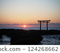 在海上日落 124268662