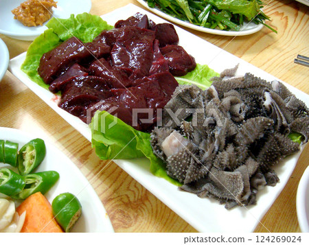 韓國料理 | 肝臟和牛肝生魚片 韓國料理 | 肝臟和牛肝生魚片 124269024