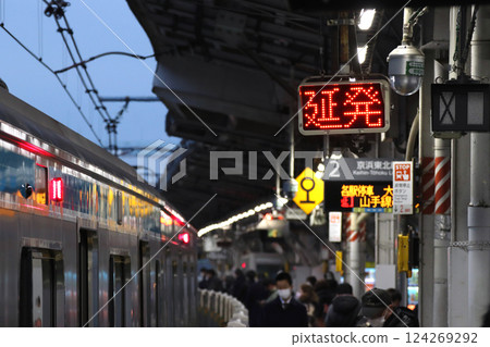 Delayed Keihin Tohoku Line 124269292