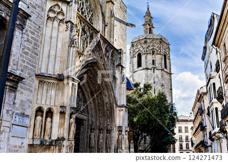 Miguelete Tower of the Cathedral-Basilica Church of the Assumption of Our Lady of Valencia (Valencia Cathedral) in Gothic style 124271473