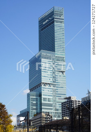 藍天和摩天大樓的風景 124271727