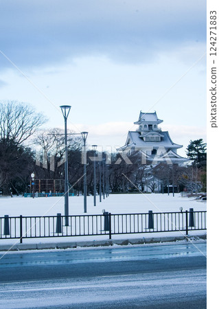 Toyo Park and the castle tower on a snowy morning Toyo Park and the castle tower on a snowy morning 124271883