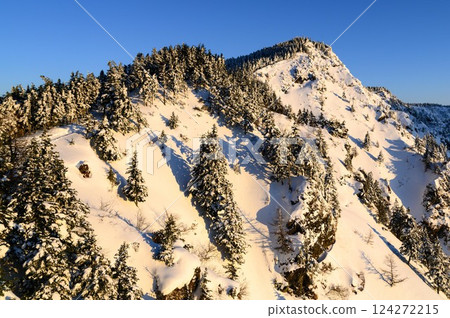 沐浴在朝霞中的黑峰山脈雪景 沐浴在朝霞中的黑峰山脈雪景 124272215