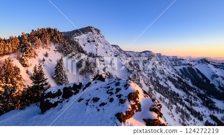 The snowy landscape of the Kuroboyama mountain ridge dyed in the morning glow 124272219