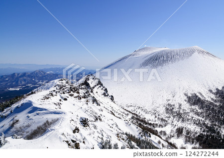 A spectacular view of snow-capped Mt. Asama from the Kuroboyama ridgeline (Gâteau au Chocolat) A spectacular view of snow-capped Mt. Asama from the Kuroboyama ridgeline (Gâteau au Chocolat) 124272244