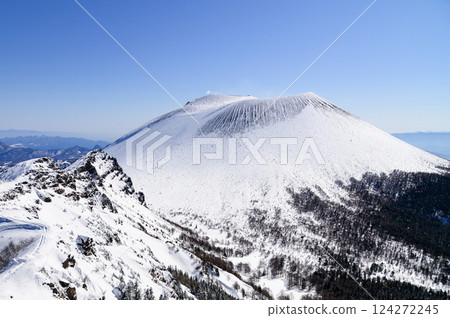 從黑房山脊線欣賞白雪皚皚的淺間山的壯麗景色(巧克力蛋糕) 從黑房山脊線欣賞白雪皚皚的淺間山的壯麗景色(巧克力蛋糕) 124272245