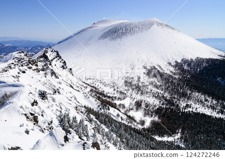 從黑房山脊線欣賞白雪皚皚的淺間山的壯麗景色(巧克力蛋糕) 從黑房山脊線欣賞白雪皚皚的淺間山的壯麗景色(巧克力蛋糕) 124272246