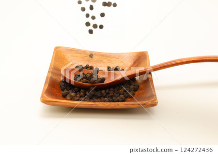 白色背景下的黑胡椒 124272436