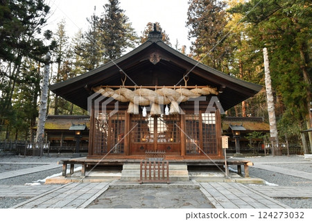 Suwa Taisha Shimosha Harumiya Kagura Hall 124273032