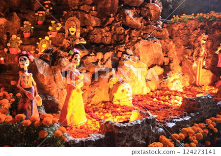 Mexico's "Day of the Dead" annual Mexican festival: A trip to enjoy the world of Remember Me and tacos and pyramids 124273141