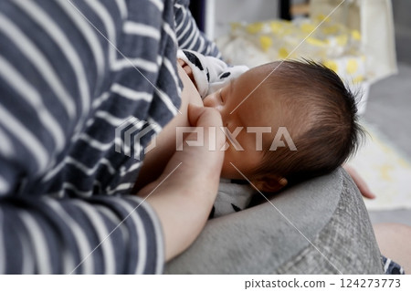 母乳哺育的母親和新生嬰兒 124273773