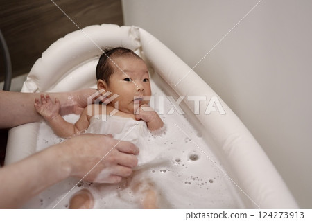 不滿一個月的新生兒正在洗澡。 不滿一個月的新生兒正在洗澡。 124273913
