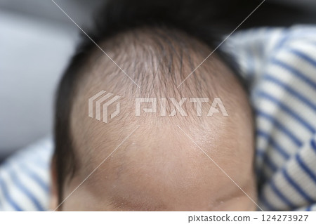 Thin newborn baby hair Thin newborn baby hair 124273927