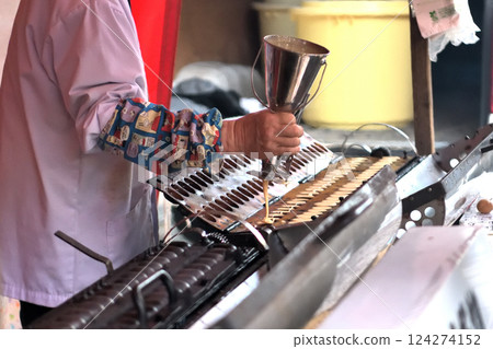 節慶美食攤位:嬰兒卡斯特拉蛋糕 節慶美食攤位:嬰兒卡斯特拉蛋糕 124274152