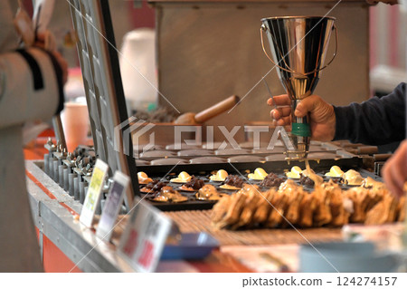神社節日：食品攤位：鯛魚燒麵包師正在工作 124274157