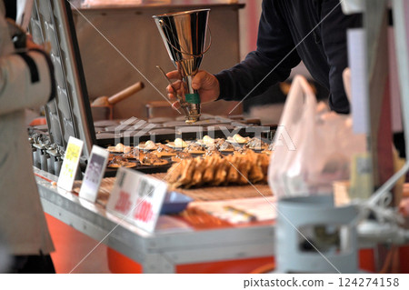 神社節日:食品攤位:鯛魚燒麵包師正在工作 神社節日:食品攤位:鯛魚燒麵包師正在工作 124274158