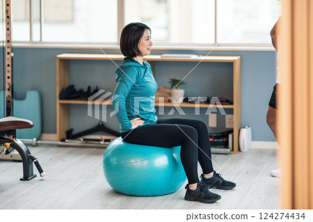 在健身房騎平衡球的女人 124274434