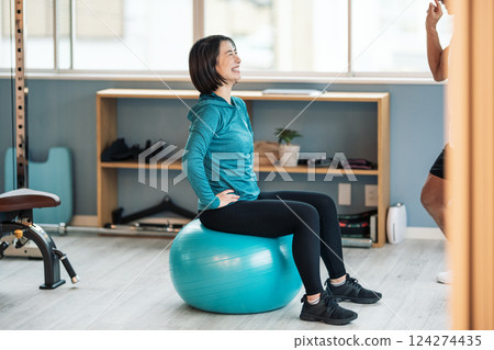 在健身房騎平衡球的女人 124274435