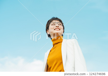 短髮職業婦女的藍天肖像 124274696