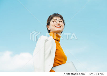 短髮職業婦女的藍天肖像 124274702