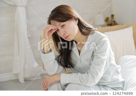 睡眠不足的穿著睡衣的中年婦女 124274899
