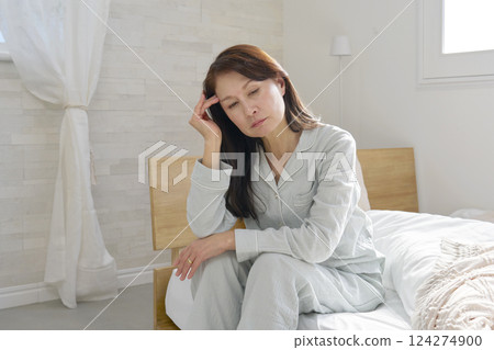 穿著睡衣的中年婦女頭痛 124274900