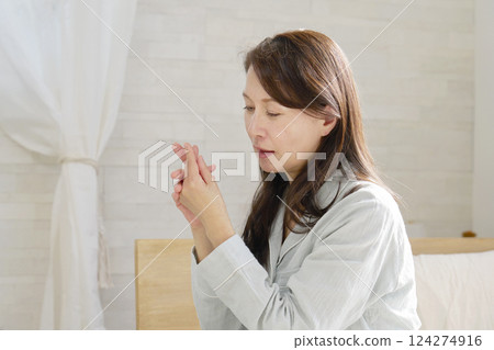 中年婦女穿著睡衣，患有風濕病，手冷 124274916