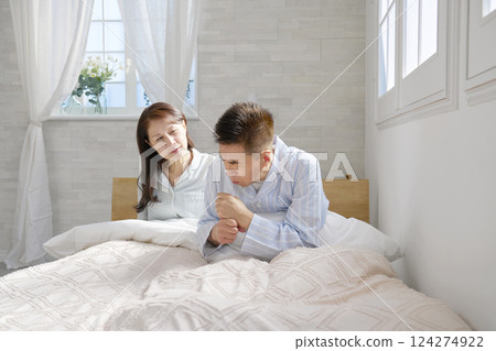 男人在床上咳嗽 124274922