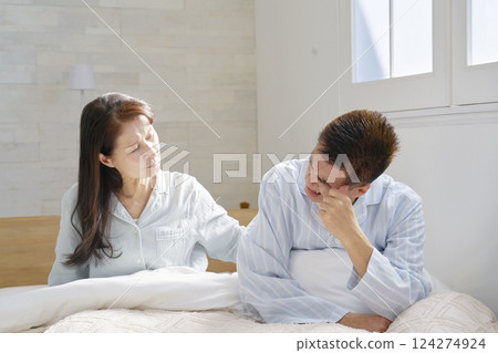 Middle-aged man with a headache in bed 124274924