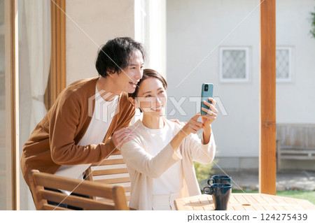 性別觀看智能手機 性別觀看智能手機 124275439